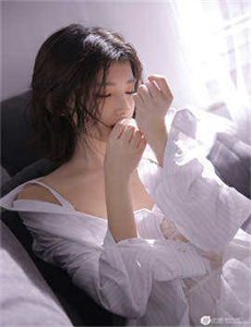 《家里没人叫大声点我想听-xnxnx18美女》